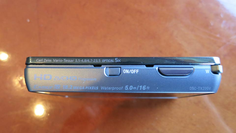 Illustration for article titled Sony's Underwater Cybershot TX200V Is the iPhone's Fat Photo-Taking Cousin